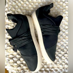Steve Madden Lancer Sneakers - Black upper. Excellent condition, very comfy sz 9
